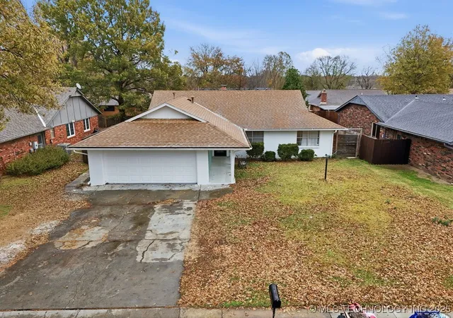 Photo 2 of Sale Pending at 3305 S Ash Pl, Broken Arrow, OK 74012 | MLS# 2548883 | Listing updated on 2026-08-20