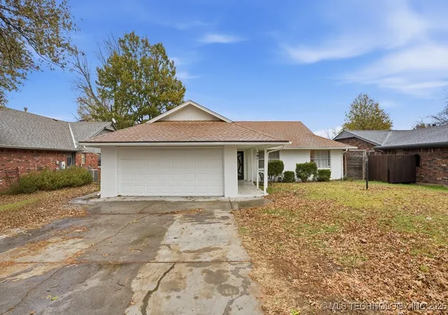 Photo 3 of Sale Pending at 3305 S Ash Pl, Broken Arrow, OK 74012 | MLS# 2548883 | Listing updated on 2026-08-20