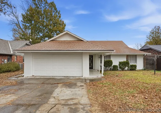 Photo 3 of Sale Pending at 3305 S Ash Pl, Broken Arrow, OK 74012 | MLS# 2548883 | Listing updated on 2026-08-20