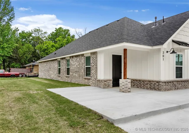 Photo 2 of House for sale at 817 E 11th Street, Claremore, OK 74017 | MLS# 2549628 | Listing updated on 2026-08-20