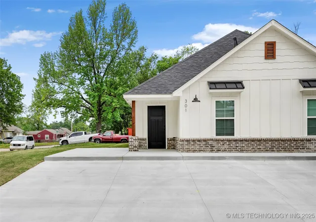 Photo 1 of House for sale at 821 E 11th Street, Claremore, OK 74017 | MLS# 2549629 | Listing updated on 2026-08-20
