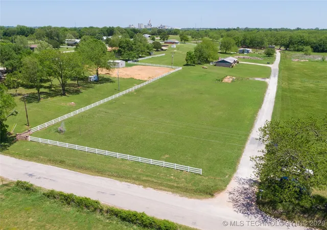 Homes for sale in Ada, OK | 13016 County Road 1557, Ada, OK 74820 | MLS# 2601116