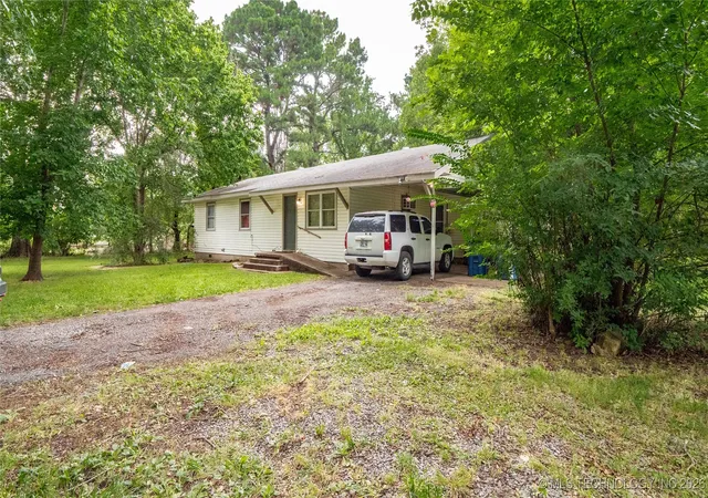 2nd image of 809 Carbon Ave, Hartshorne, OK 74547 | MLS# 2600744