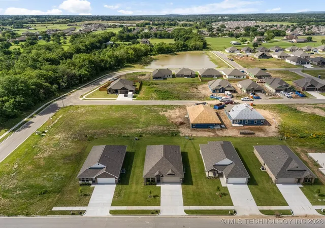 Homes for sale in Coweta, OK | 10718 S 275th Eastavenue, Coweta, OK 74429 | MLS# 2601618