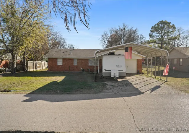 Photo 3 of Sale Pending at 43 Laurel St, Lone Grove, OK 73443 | MLS# 2551035 | Listing updated on 2026-08-20