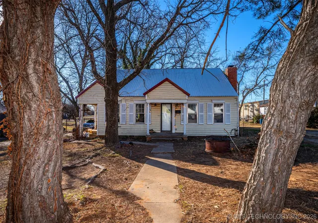 Homes for sale in Waurika, OK | 425 E Park Ave, Waurika, OK 73573 | MLS# 2601447