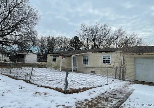 Photo 2 of Single family home for sale at 807 Nw 3rd Street, Wagoner, OK 74467 | MLS# 2603384 | Listing updated on 2026-08-20