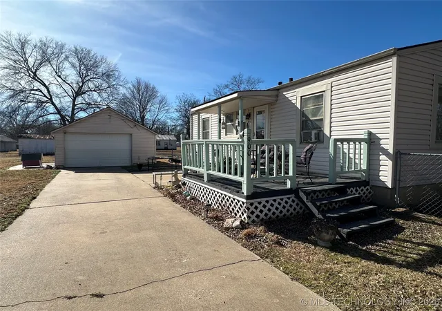 Homes for sale in Okmulgee, OK | 900 W 10th St, Okmulgee, OK 74447 | MLS# 2603951