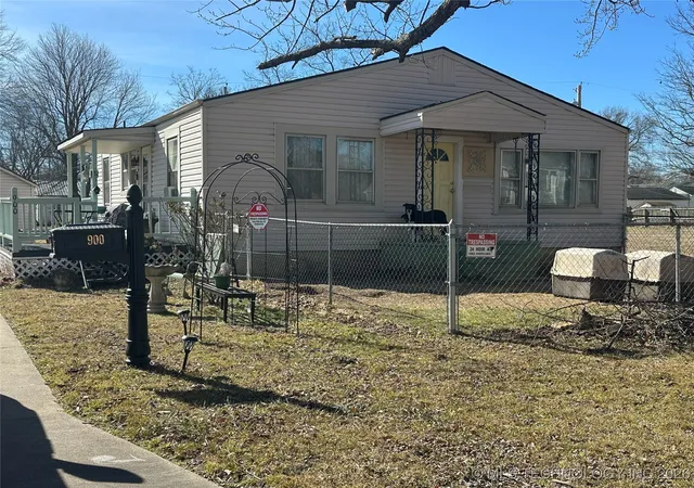 Homes for sale in Okmulgee, OK | 900 W 10Th St, Okmulgee, OK 74447 | MLS# 2603951