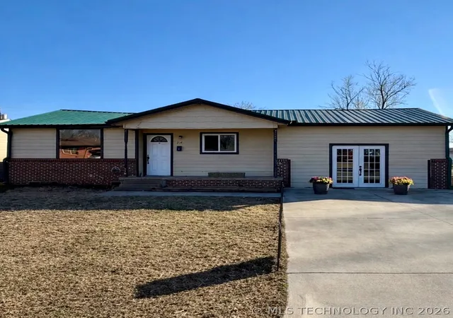 Homes for sale in Skiatook, OK | 214 E Pine Pl, Skiatook, OK 74070 | MLS# 2605816