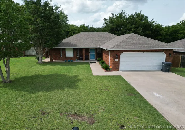 Photo 2 of Sale Pending at 2513 Westwood Ct, Ardmore, OK 73401 | MLS# 2606396 | Listing updated on 2026-09-19