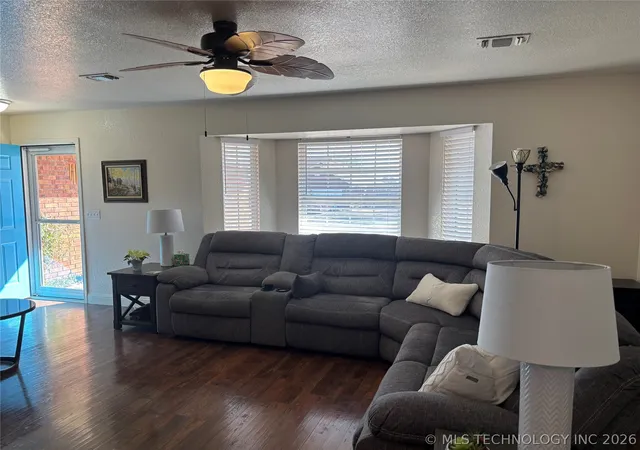 Photo 3 of Sale Pending at 2513 Westwood Ct, Ardmore, OK 73401 | MLS# 2606396 | Listing updated on 2026-09-19