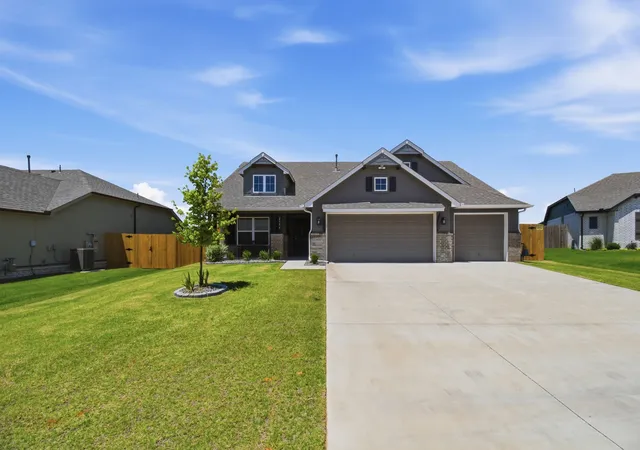 Photo 1 of Sale Pending at 2906 W Albuquerque Pl, Broken Arrow, OK 74011 | MLS# 2606606 | Listing updated on 2026-08-21