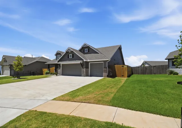 Photo 2 of Sale Pending at 2906 W Albuquerque Pl, Broken Arrow, OK 74011 | MLS# 2606606 | Listing updated on 2026-08-21