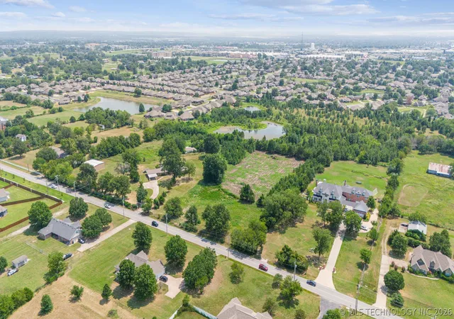 3rd image of 2 E 106Th St N, Owasso, OK 74055 | MLS# 2607392