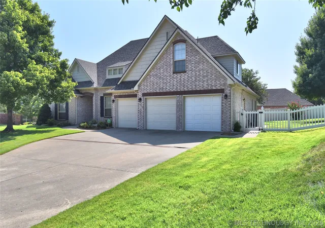 Photo 2 of Sale Pending at 7529 E Galveston St, Broken Arrow, OK 74014 | MLS# 2607751 | Listing updated on 2026-08-20