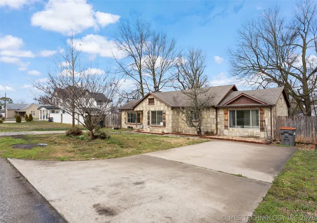 3rd image of 215 E 7Th, Grove, OK 74344 | MLS# 2607969
