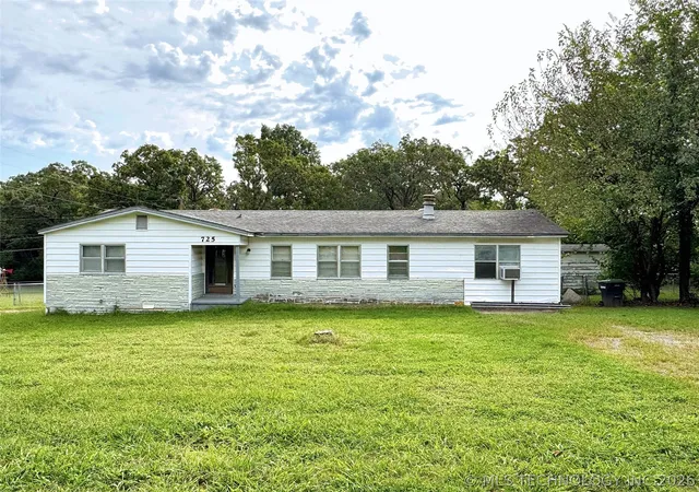 Homes for sale in Tahlequah, OK | 725 Sooner Dr, Tahlequah, OK 74464 | MLS# 2608120