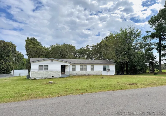 Homes for sale in Tahlequah, OK | 725 Sooner Dr, Tahlequah, OK 74464 | MLS# 2608120