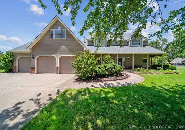 Photo 1 of Single family home for sale at 1805 Ne Oakridge Dr, Claremore, OK 74017 | MLS# 2608519 | Listing updated on 2026-08-25