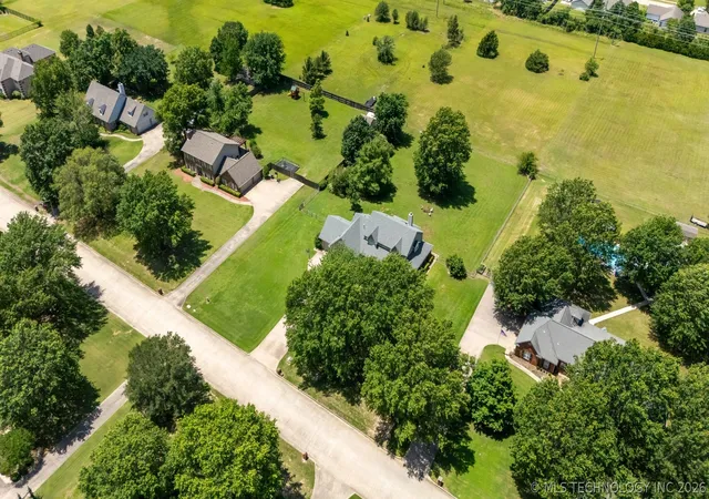 Photo 4 of Single family home for sale at 1805 NE Oakridge Dr, Claremore, OK 74017 | MLS# 2608519 | Listing updated on 2026-08-25