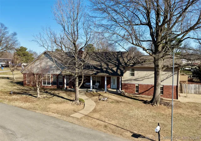 Photo 3 of Single family home for sale at 1002 W Knisley Ave, Checotah, OK 74426 | MLS# 2609885 | Listing updated on 2026-08-20