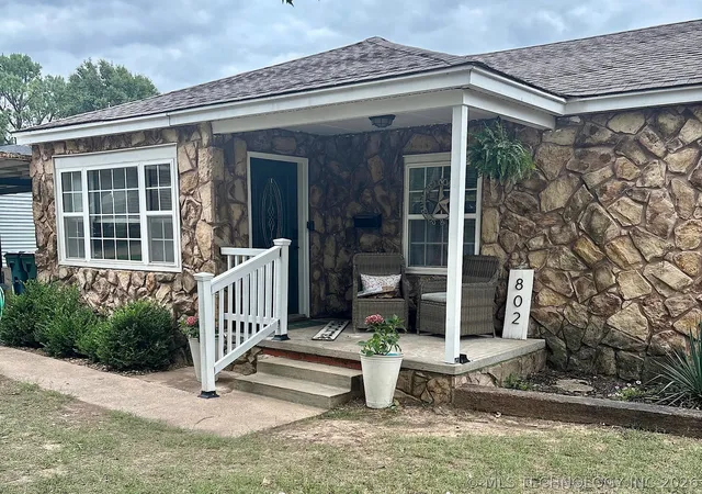 Photo 2 of Sale Pending at 802 S Howerton Ave, Cushing, OK 74023 | MLS# 2606017 | Listing updated on 2026-08-21