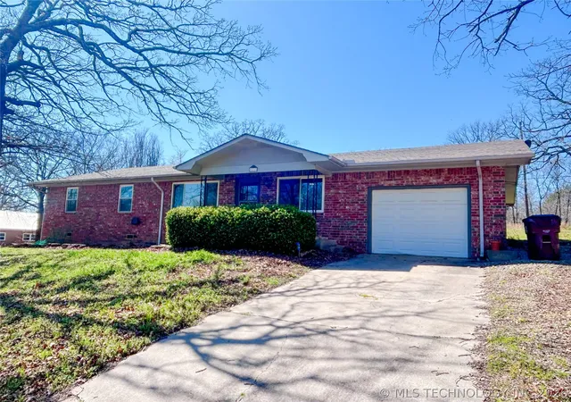 2nd image of 121 Gilbert Dr, Eufaula, OK 74432 | MLS# 2610125