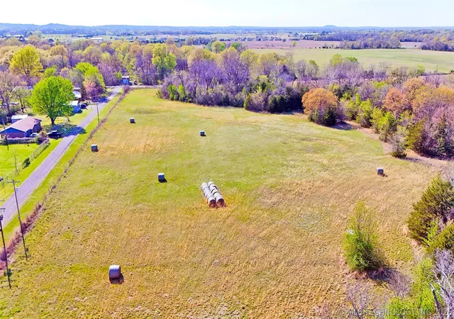 2nd image of 5 Buck St, Eufaula, OK 74432 | MLS# 2611056