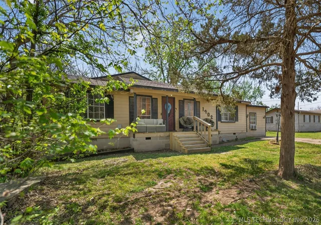 Homes for sale in Okmulgee, OK | 1402 E Hayes St, Okmulgee, OK 74447 | MLS# 2611375