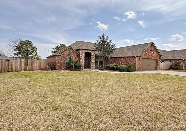 Photo 2 of Single family home for sale at 3693 Lexington Ave, Tahlequah, OK 74464 | MLS# 2611803 | Listing updated on 2026-08-20