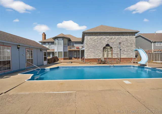 Photo 3 of Single family home for sale at 1606 Ne Oakridge Dr, Claremore, OK 74017 | MLS# 2611178 | Listing updated on 2026-06-27