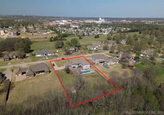 Photo 3 of Single family home for sale at 1606 NE Oakridge Dr, Claremore, OK 74017 | MLS# 2611178 | Listing updated on 2026-06-27