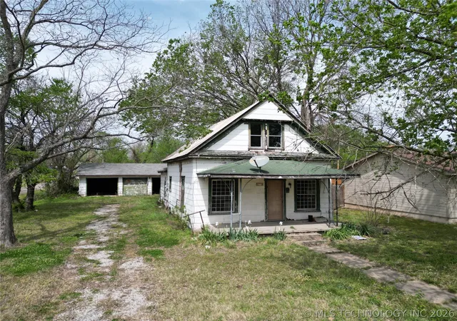 Homes for sale in Holdenville, OK | 523 S Broadway, Holdenville, OK 74848 | MLS# 2611980