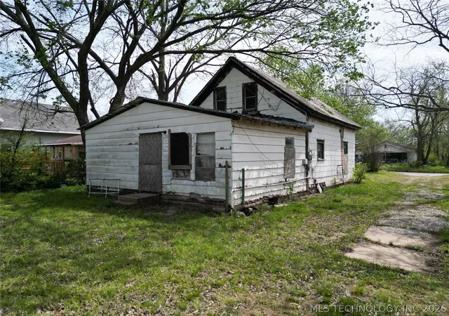 Homes for sale in Holdenville, OK | 523 S Broadway, Holdenville, OK 74848 | MLS# 2611980