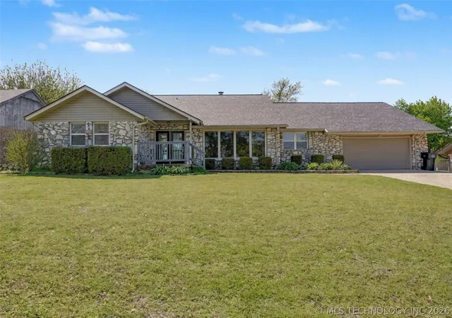 Photo 2 of Single family home for sale at 122 Lakeview Dr, Mannford, OK 74044 | MLS# 2612017 | Listing updated on 2026-08-20