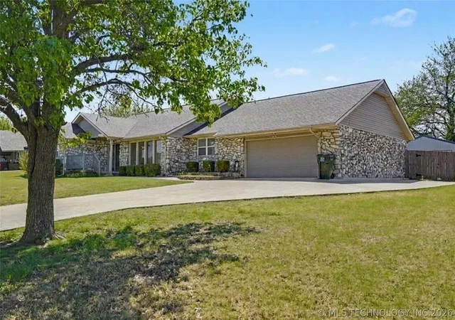 Photo 3 of Single family home for sale at 122 Lakeview Dr, Mannford, OK 74044 | MLS# 2612017 | Listing updated on 2026-08-20