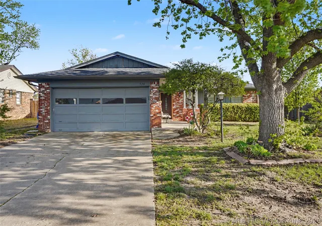 Homes for sale in Broken Arrow, OK | 520 W Fulton St, Broken Arrow, OK 74012 | MLS# 2612200