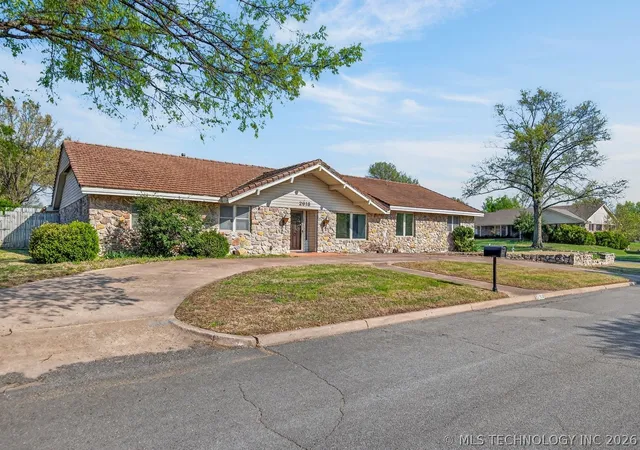 Homes for sale in Bartlesville, OK | 2918 Longridge Ln, Bartlesville, OK 74006 | MLS# 2607672