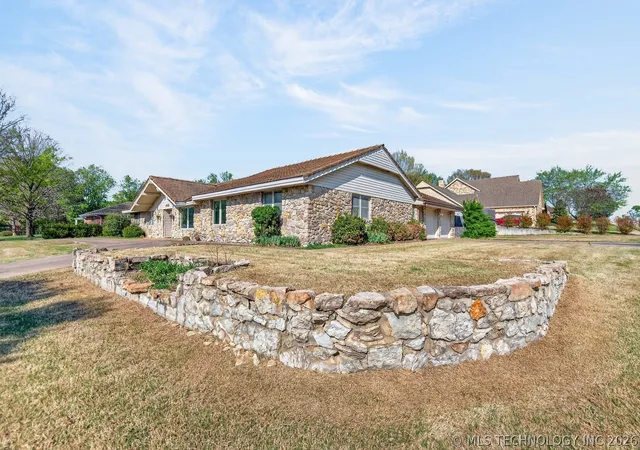 Homes for sale in Bartlesville, OK | 2918 Longridge Ln, Bartlesville, OK 74006 | MLS# 2607672