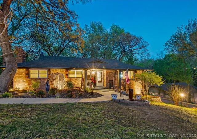 2nd image of 930 Briarwood Dr, Bartlesville, OK 74006 | MLS# 2612362