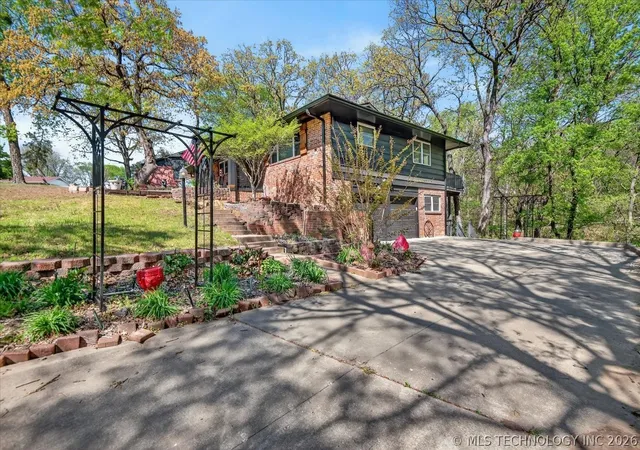 Homes for sale in Bartlesville, OK | 930 Briarwood Dr, Bartlesville, OK 74006 | MLS# 2612362