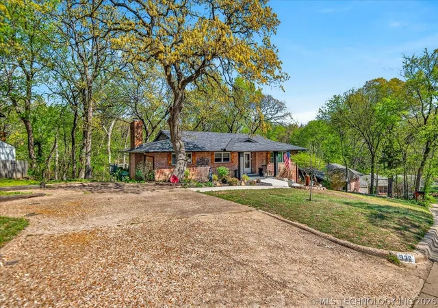 Homes for sale in Bartlesville, OK | 930 Briarwood Dr, Bartlesville, OK 74006 | MLS# 2612362