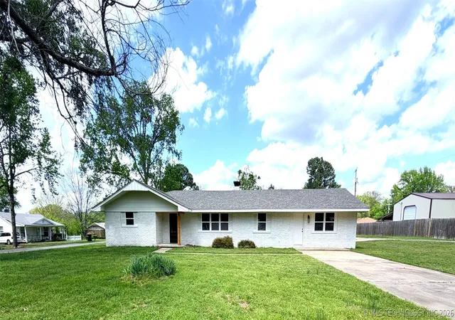 Homes for sale in Henryetta, OK | 512 Pine St, Henryetta, OK 74437 | MLS# 2612730