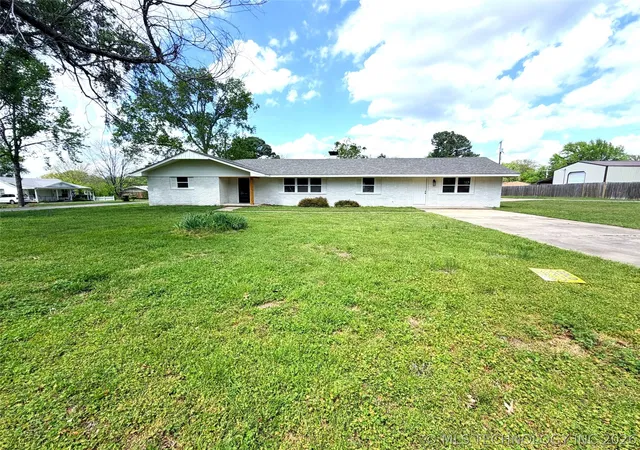Homes for sale in Henryetta, OK | 512 Pine St, Henryetta, OK 74437 | MLS# 2612730