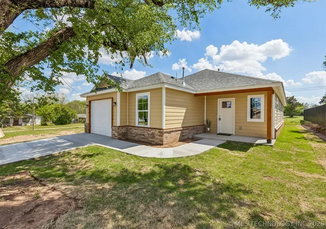 1st image of 107 W Vine St, Cushing, OK 74023 | MLS# 2612795
