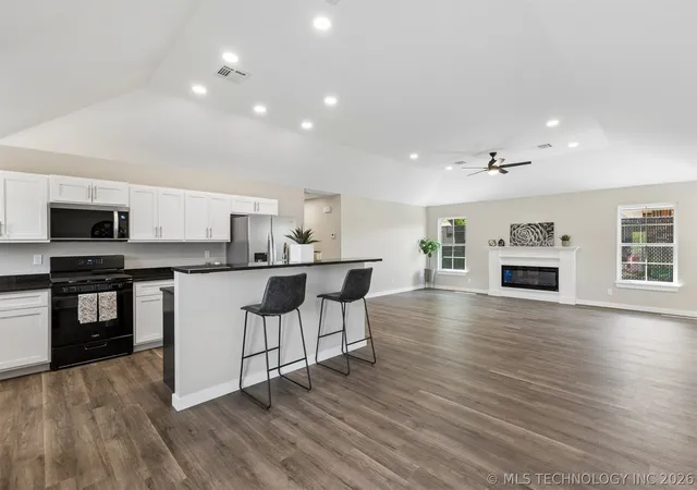 2nd image of 107 W Vine St, Cushing, OK 74023 | MLS# 2612795