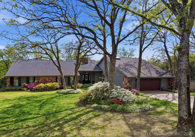 Homes for sale in Okmulgee, OK | 1610 Country Club Dr, Okmulgee, OK 74447 | MLS# 2612647