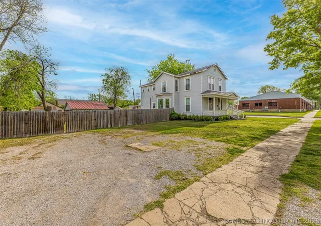 Homes for sale in Claremore, OK | 202 W 4th St, Claremore, OK 74017 | MLS# 2612908