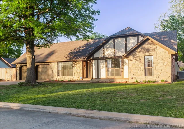 Homes for sale in Claremore, OK | 2422 S Maywood Dr, Claremore, OK 74017 | MLS# 2613072